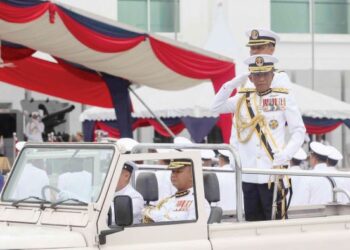 MOHD. Zubil Mat Som memeriksa kawalan kehormat pada istiadat Paluan Berundur Ketua Pengarah Maritim Malaysia di Dataran Pahlawan Negara di Putrajaya semalam. – UTUSAN/FAISOL MUSTAFA