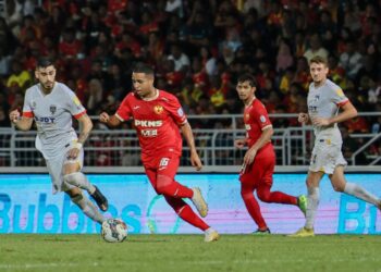 AKSI Yohandry Orozco ketika membantu Selangor menentang JDT kelmarin. - UTUSAN/FARIZ RUSADIO