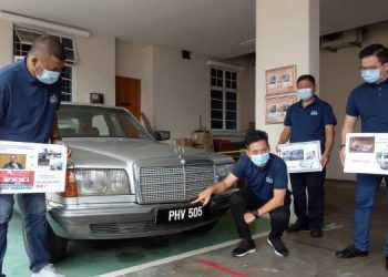 OH Tong Keong (tiga dari kanan) menunjukkan kenderaan rasmi yang digunakan oleh bekas Ketua Menteri, Tun Dr. Lim Chong Eu sejak 1982 sehingga tahun 1995 yang kini masih boleh digunakan di Ibu Pejabat Parti Gerakan Pulau Pinang di Georgetown hari ini.