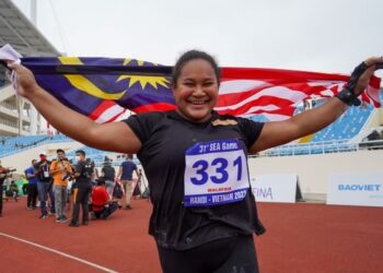 GRACE Wong meraikan kejayaan memenangi pingat emas baling tukul besi wanita pada Sukan SEA 2021 di Hanoi, hari ini. - UTUSAN/SHIDDIEQIIN ZON