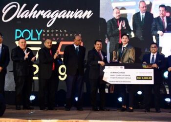 AHMAD Nor Iman Rakib (tiga dari kanan) dinobat sebagai Olahragawan Anugerah Kecemerlangan Sukan Politeknik (PolySEA) 2019 di Putrajaya hari ini.