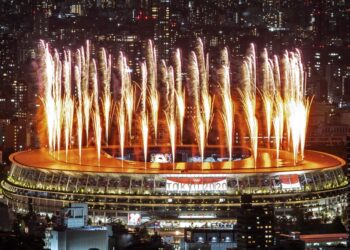 PERTUNJUKAN bunga api memeriahkan upacara Sukan Olimpik Tokyo 2020 yang agak 'sunyi' tanpa kehadiran penonton di Stadium Olimpik hari ini. - AFP