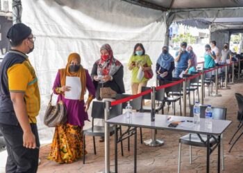 Sebahagian orang awam yang hadir pada temu janji vaksin Covid-19 beratur untuk mendapatkan suntikan dos penggalak di Kolej Vision, Kelana Jaya, semalam. – UTUSAN/AMIR KHALID