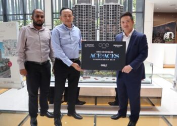 ANDREW Ng (kanan) menerima penajaan daripada Ketua Pemasaran dan Jualan Hartanah Boustead, Ezwan Zainal di Kuala Lumpur, baru-baru ini. Turut serta G. Haemaraj dari bahagian Pembangunan Perniagaan Hartanah Boustead.