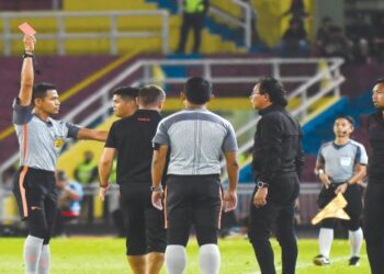 INSIDEN yang berlaku Ahad lalu, di mana Ong Kim Swee (kanan) dilayangkan kad merah ketika Sabah FC seri 1-1 dengan Sri Pahang.