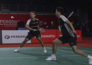 PASANGAN beregu lelaki negara, Ong Yew Sin dan Teo Ee Yi ketika menentang pasangan China, Ren Xian dan Tan Qiang pada Kejohanan Badminton Perodua Malaysia Masters 2023, di Stadium Axiata Arena, semalam Foto: SHIDDIEQIIN ZON