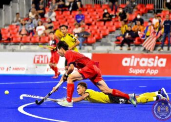 Pemain hoki negara, Azrai Aizad Abu Kamal terpaksa merebahkan badan bagi menghalang pergerakkan pemain Korea Selatan dalam aksi final Piala Asia 2022 di Stadium Gelora Bung Karno, Jakarta.