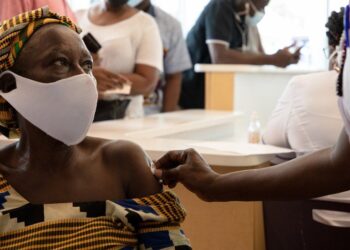 SEORANG penduduk diberi suntikan vaksin Covid-19 di bawah skim global COVAX. - UNICEF