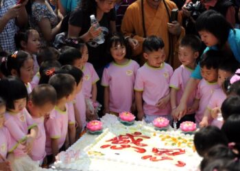 PIHAK berkuasa tempatan daerah Funing larang penganjuran majlis hari jadi bermula bulan ini. - AFP