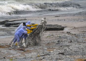 ANGGOTA tentera laut Sri Lanka membersihkan serpihan dan sisa plastik yang dihanyutkan dari kapal kontena MV X-Press Pearl di sebuah pantai di Colombo. - AFP
