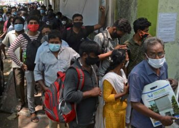 PENDUDUK beratur di luar sebuah dispensari kerajaan di Chennai untuk mendapatkan ubat antiviral, Remdesivir di tengah pandemik Covid-19 melanda India. - AFP