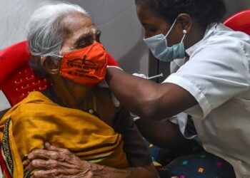 WARGA emas menerima suntikan vaksin Covid-19 di sebuah pusat vaksinasi di Mumbai. - AFP