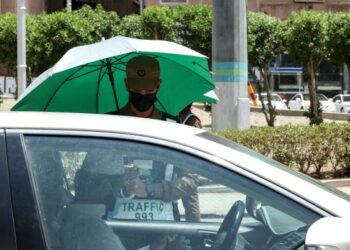 ANGGOTA keselamatan Arab Saudi memeriksa permit jemaah di
Mekah.– AFP