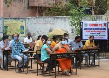 PENDUDUK menunggu untuk mendapatkan suntikan vaksin Covid-19 menerusi kempen imunisasi yang diadakan di sebuah sekolah di Hyderabad, India. - AFP