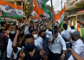 PENDUDUK meraikan kemenangan parti TMC di Bengal Barat. - AFP