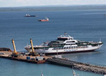 KAPAL Sea Star 1 digunakan untuk memindahkan kira-kira 1,400 orang yang kebanyakkannya pekerja termasuk yang bekerja di syarikat gergasi Perancis, Total selepas serangan bersenjata berlaku di bandar Palma. - AFP