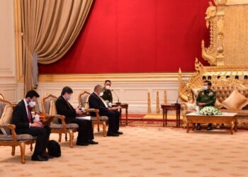 GAMBAR dari Agensi Berita Myanmar (MNA) menunjukkan Aun Hlaing bersama Pehin Yusof dan Jock Hoi di Naypyidaw. - AFP