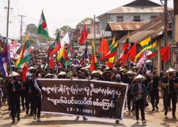 PENUNJUK perasaan memegang sepanduk dan bendera ketika menyertai demonstrasi membantah rampasan kuasa di wilayah Shan, Myanmar. - AFP