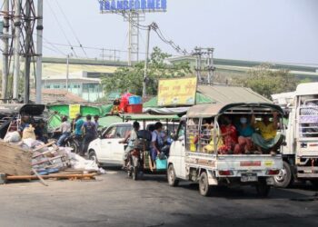 SEBILANGAN penduduk dari Hlaing Tharyar di Yangon melarikan diri dengan menaiki lori dan kereta selepas pasukan keselamatan terus menggunakan kekerasan terhadap penunjuk perasaan anti-kudeta. - AFP