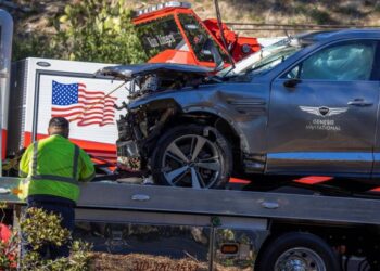 KEADAAN kereta yang dipandu Tiger Woods selepas kemalangan di Rolling Hills Estates, California. - AFP