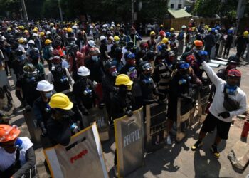 PENUNJUK PERASAAN memakai alat pelindung ketika menyertai demonstrasi menentang rampasan kuasa junta tentera di Yangon. - AFP