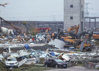 KEADAAN di sebuah tapak pembinaan selepas puting beliung melanda sebuah zon ekonomi di Wuhan, China. - AFP