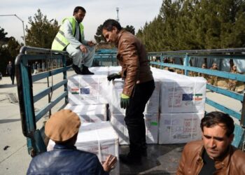 PETUGAS kesihatan memunggah kotak bekalan vaksin Covid-19 yang disumbangkan oleh kerajaan India, di lapangan terbang di Kabul pada 7 Februari lalu. - AFP