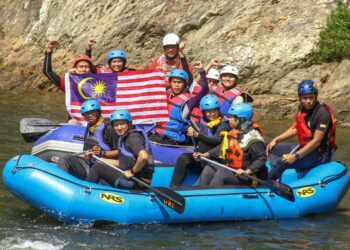 GOPENG 8 Ogos 2022, Pelajar Kelab Kanu Universiti Utara Malaysia mengibarkan Jalur Gemilang pada program Santai White Rafting sempena Bulan Kemerdekaan di Kuala Razila Sungai Kampar.UTUSAN /MUHAMAD NAZREEN SYAH MUSTHAFA