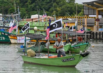 KUALA TERENGGANU 5 Ogos 2022, SEORANG nelayan merapatkan bot ke jeti berikutan air cetek disebabkan berlaku mendapan pasir di kawasan pendaratan ikan di Pelabuhan Perikanan, Chendering. UTUSAN/PUQTRA HAIRRY
