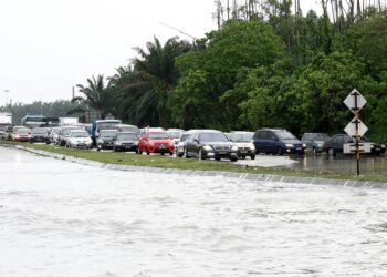 IPOH 27 Julai 2022, Kelihatan kenderaan berhenti disebabkan air bertakung ketika hujan lebat di jalan Bandar Baru Sri Klebang, Ipoh menyebabkan kesesakan lalu lintas di sini, hari ini. UTUSAN/MUHAMAD NAZREEN SYAH MUSTHAFA