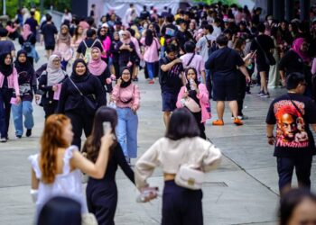 Peminat kumpulan Kpop, Black Pink mula memenuhi perkarangan stadium bagi menyaksikan konsert Black Pink .UTUSAN/FARIZ RUSADIO