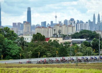 KUALA LUMPUR 13 Oktober 2022, Sekumpulan pelumba bersaing pada perlumbaan peringkat ketiga siri jelajah Le Tour de Langkawi (LTdL) 2022 sejauh 123.7 kilometer dari Putrajaya ke Genting Highlands.UTUSAN/FARIZ RUSADIO
