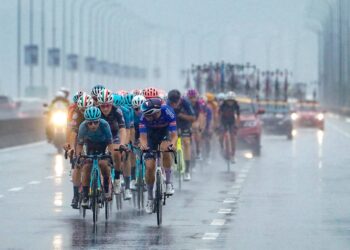 Sekumpulan pelumba beraksi pada perlumbaan peringkat keenam siri jelajah Le Tour de Langkawi (LTdL) 2022 sejauh 120.4 kilometer dari George Town ke Alor Setar.UTUSAN/FARIZ RUSADIO