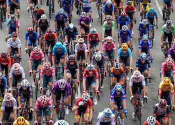 LANGKAWI 17 Oktober 2022, Sekumpulan pelumba berada dalam kelompok peloton pada perlumbaan peringkat ketujuh siri jelajah Le Tour de Langkawi (LTdL) 2022 sejauh 115.9 kilometer mengelilingi Kuah. UTUSAN/FARIZ RUSADIO