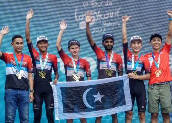 LANGKAWI 18 Oktober 2022,MUHAMAD Nur Aiman Zariff (dua dari kiri) meraikan kejayaan sekepas dinobat sebagai Raja Bukit bergambar bersama pasukan Terengganu Polygon Cycling yang memenangi Pasukan Terbaik Asia pada perlumbaan peringkat kelapan siri jelajah Le Tour de Langkawi (LTdL) 2022 sejauh 115.9 kilometer mengelilingi Kuah. UTUSAN/FARIZ RUSADIO