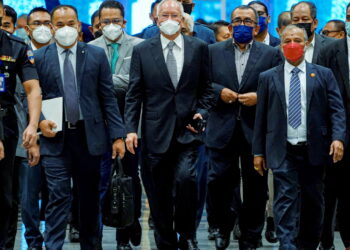 Datuk Seri Najib Razak (tengah) berjalan ketika hadir ke perbicaraan rayuan sabitan dan hukuman penjara di Mahkamah Persekutuan,Putrajaya. UTUSAN/FARIZ RUSADIO