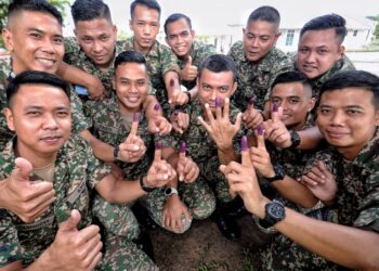 PORT DICKSON 15 Nov.- SEBAHAGIAN anggota tentera menunjukkan jari mereka yang telah dicelup dakwat khas tanda selesai menunaikan tanggungjawab mereka untuk mengundi di Pusat Pengundian Awal, Dewan Serbaguna Kem Segenting, Port Dickson hari ini.-UTUSAN/MOHD. SHAHJEHAN MAAMIN.