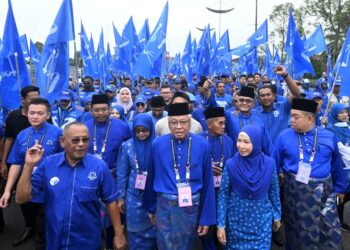 Calon Barisan Nasional bagi Parlimen Bera Datuk Seri Ismail Sabri Yaakob tiba ditempat penamaan calon diiringi lebih kurang seribu penyokong parti Barisan Nasional.