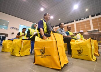 Petugas Suruhanjaya Pilihan Raya (SPR) membawa peti undi ke Pusat Penjumlahan Rasmi Undi. -UTUSAN/PUQTRA HAIRRY