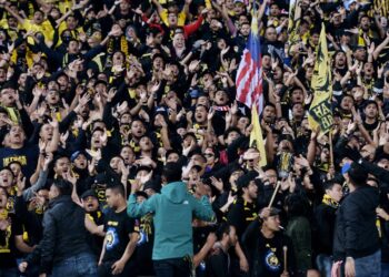Ultras Malaya bersorak bagi memberi sokongan padu kepada pasukan Harimau Malaya pada perlawanan akhir kedua Piala AFF Suzuki 2018 menentang Vietnam di Stadium My Dinh Hanoi. UTUSAN/MOHD FAUZI BAHARUDIN