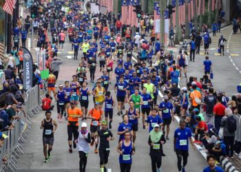 KUALA LUMPUR 13 November 2022, Sebahagiann peserta yang menyertai acara larian 'Full Marathon' sepanjang 42 kilometer sempena Standard Chartered KL Marathon 2022 di Dataran Merdeka di sini, hari ini. UTUSAN/FARIZ RUSADIO