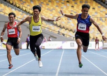 KUALA LUMPUR, 18 SEPTEMBER 2022 - Atlet larian dari pasukan Johor, Muhammad Arsyad Md Saat muncul juara bagi acara olahraga kategori larian 200m (lelaki) yang menewaskan atlet Perak, Muhammad Azeem Mohd Fahmi (tengah) pada kejohanan Sukan Malaysia (SUKMA) 2022 yang ke-20 yang berlangsung di Stadium Nasional Bukit Jalil di sini hari ini. GAMBAR - AMIR KHALID / PEMBERITA - SUKAN ( UTUSAN / KOSMO )