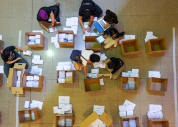KUALA LUMPUR 18 November 2022 - Proses pengasingan kertas undi pos dari luar negara yang dilakukan oleh NGO Vote Malaysia, di Selangor Chinese Assemble Hall. UTUSAN/SHIDDIEQIIN ZON
