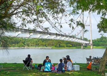PUTRAJAYA 30 OKTOBER 2022, Pengunjung sedang berkelah ketika cuti hujung minggu di Anjung Floria, Presint 4.UTUSAN/MUHAMAD IQBAL ROSLI