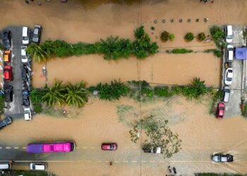 KLANG 11 November 2022, Beberapa buah kenderaan yang diletakkan di atas jambatan dalam keadaan banjir yang berlaku sejak semalam di Persiaran Hamzah Alang, Meru. UTUSAN/MUHAMAD IQBAL ROSLI