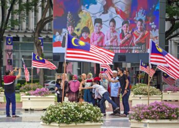 PUTRAJAYA 21 OGOS 2022 -  Para pengunjung merakam gambar pemandangan indah Putrajaya dari Dataran Putrajaya yang diceriakan dengan kibaran Jalur Gemilang sempena sambutan Bulan Kebangsaan yang akan disambut pada 31 Ogos ini. UTUSAN /FARIZ RUSADIO