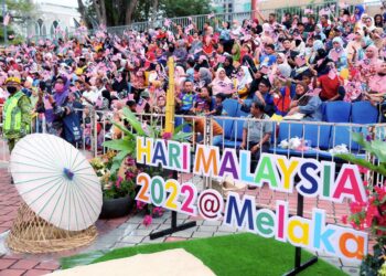 MELAKA, Orang ramai yang hadir mengibarkan jalur gemilang bersempena sambutan Hari Malaysia Peringkat Kebangsaan 2022 di Dataran Memorial Pengisytiharan Kemerdekaan di Banda Hilir, Melaka.UTUSAN/ RASUL AZLI SAMAD
