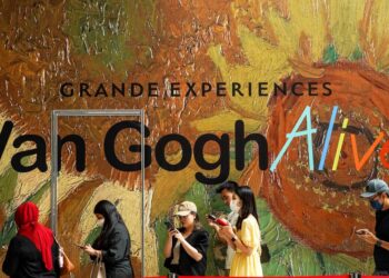 Pengunjung sedang beratur untuk melihat Pameran Van Gogh Alive di Pavilion Bukit Jalil UTUSAN/MUHAMAD IQBAL ROSLI