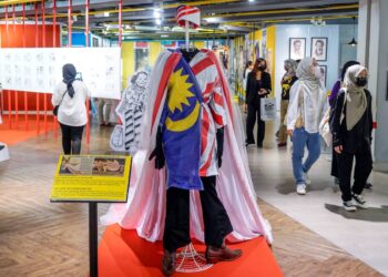 KUALA LUMPUR, Sebahagian warga kota turut mengambil peluang dengan berkunjung dan melihat pameran Warisan Merdeka yang mempamerkan galeri Ikon Patriotik Negara dan juga penghibur nombor 1 Asia pada tahun 1989, Allahyarham Datuk Sudirman Hj Arshad. Gambar menunjukkan replika Baju Bendera Malaysia Terpanjang yang pernah dipakai oleh Allahyarham Datuk Sudirman Hj Arshad pada majlis penutupan Sukan SEA ke-15 pada 31 Ogos 1989 di Stadium Merdeka, Kuala Lumpur.UTUSAN/AMIR KHALID