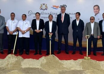 ONN Hafiz Ghazi (tengah) menyempurnakan Majlis Pecah Tanah Projek Pembinaan Tangki Simpanan Bitumen di ATB Tanjung Bin di Pusat Petroleum Tanjung Bin, Pontian, Johor.